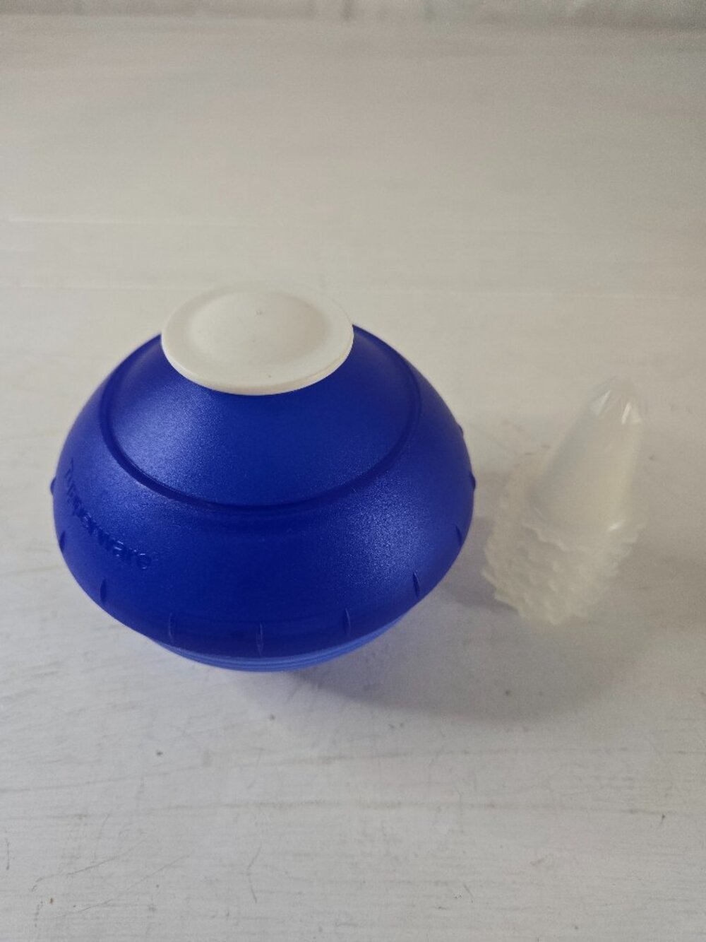 Tupperware Squeeze It Gourmet Cake Decorator with 5 tips